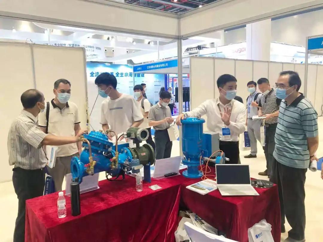南方阀门在博览会上与观众交流